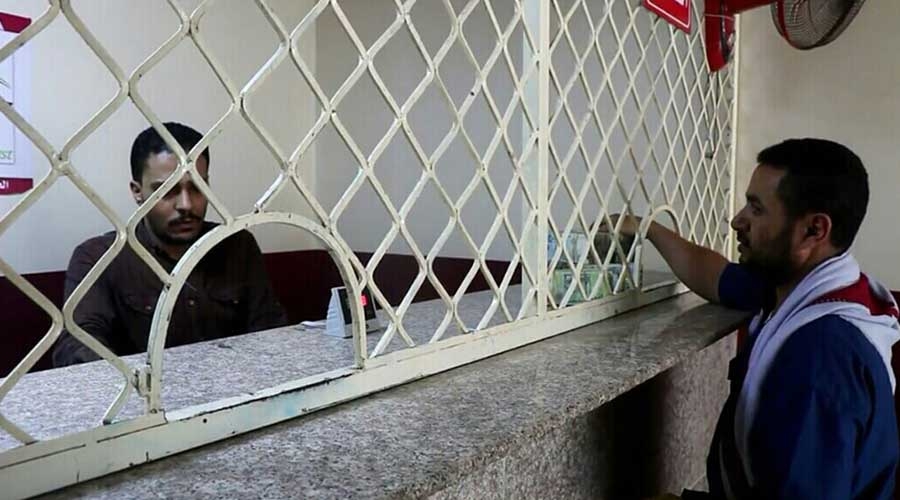 بسبب تدهور الريال .. جميع محال الصرافة تغلق أبوابها في عدن
