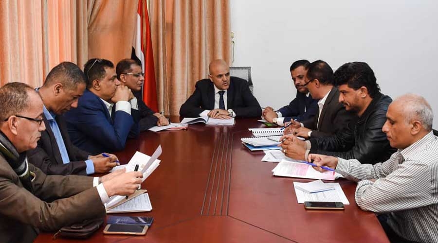 سلطات تعز تناقش تحسين خدمات النظافة والمياه والصرف الصحي