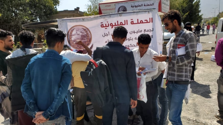 للمطالبة بتوفير الكهرباء الحكومية.. تجار تعز يواصلون حملة لجمع مليون توقيع