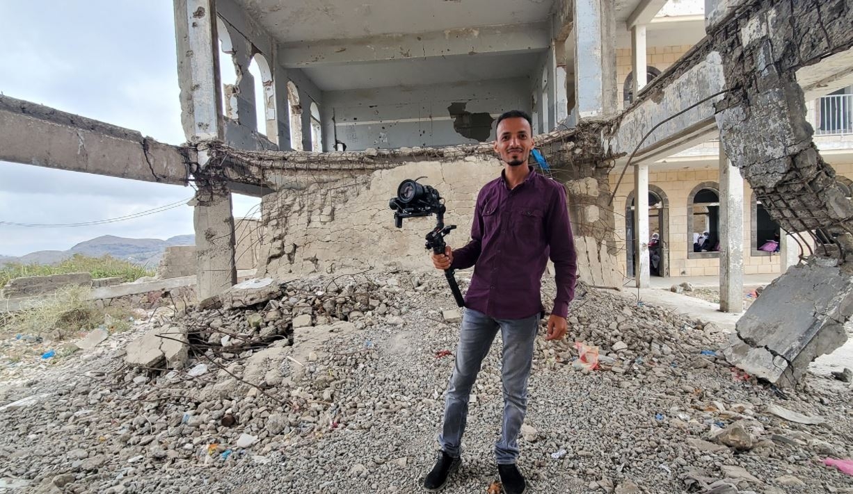 أنس الحاج.. حكاية مصور في تعز استطاع توثيق220 قصة إنسانية