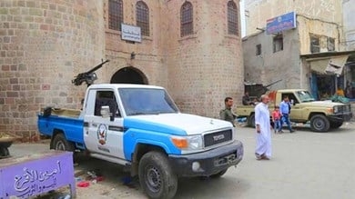 شرطة تعز تلقي القبض على محتال يوهم المواطنين بتأشيرات عمل