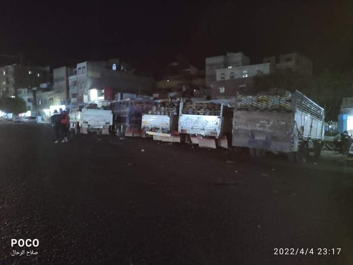 سائقو شاحنات الغاز في تعز يواصلون الإضراب لليوم الثاني