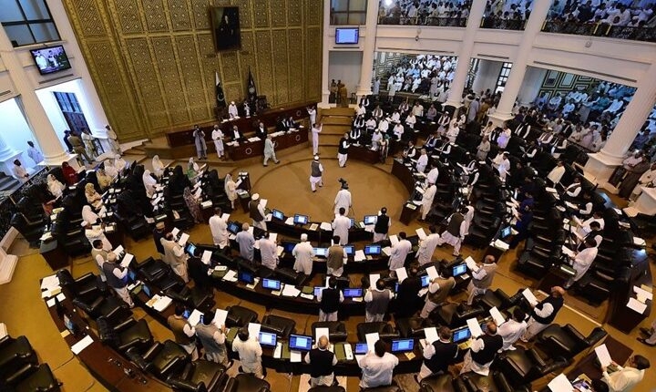 برلمان باكستان يصوّت بحجب الثقة عن حكومة عمران خان