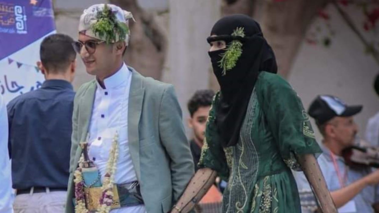 زفاف في تعز يثير الجدل..والعريس يؤكد تلقيه تهديدات مخيفة لظهوره مع عروسه