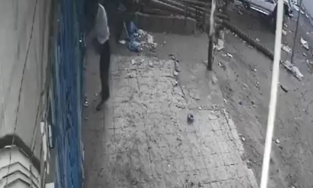 شاهد: مشرف حوثي يقتل شابا في تعز أمام عائلته بدم بارد