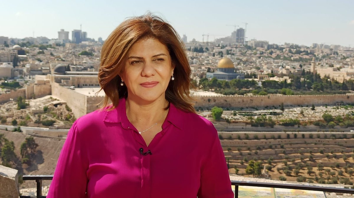شيرين أبو عاقلة في ذمة له بعد ربع قرن من تغطية جرائم الإحتلال