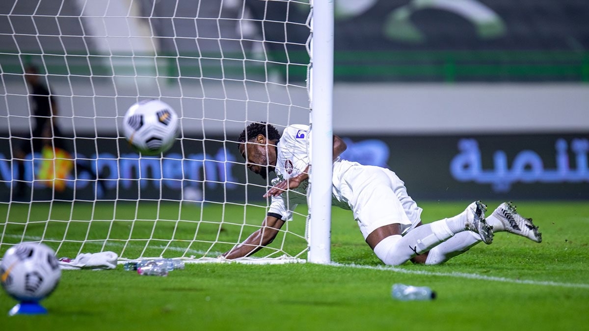 لاعب إماراتي يصطدم بالقائم ويغادر الملعب