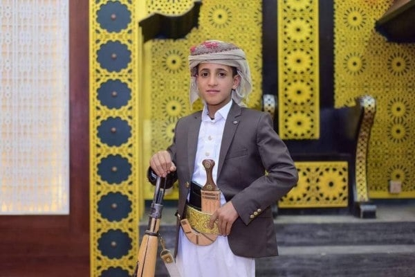 العثور على طفل مشنوقا داخل محلّهم التجاري في عمران