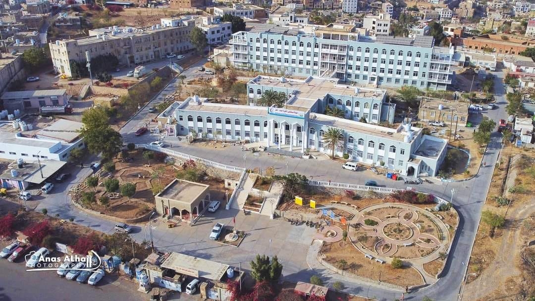 عصابات مسلحة تهدد بإغلاق أكبر مستشفيات تعز