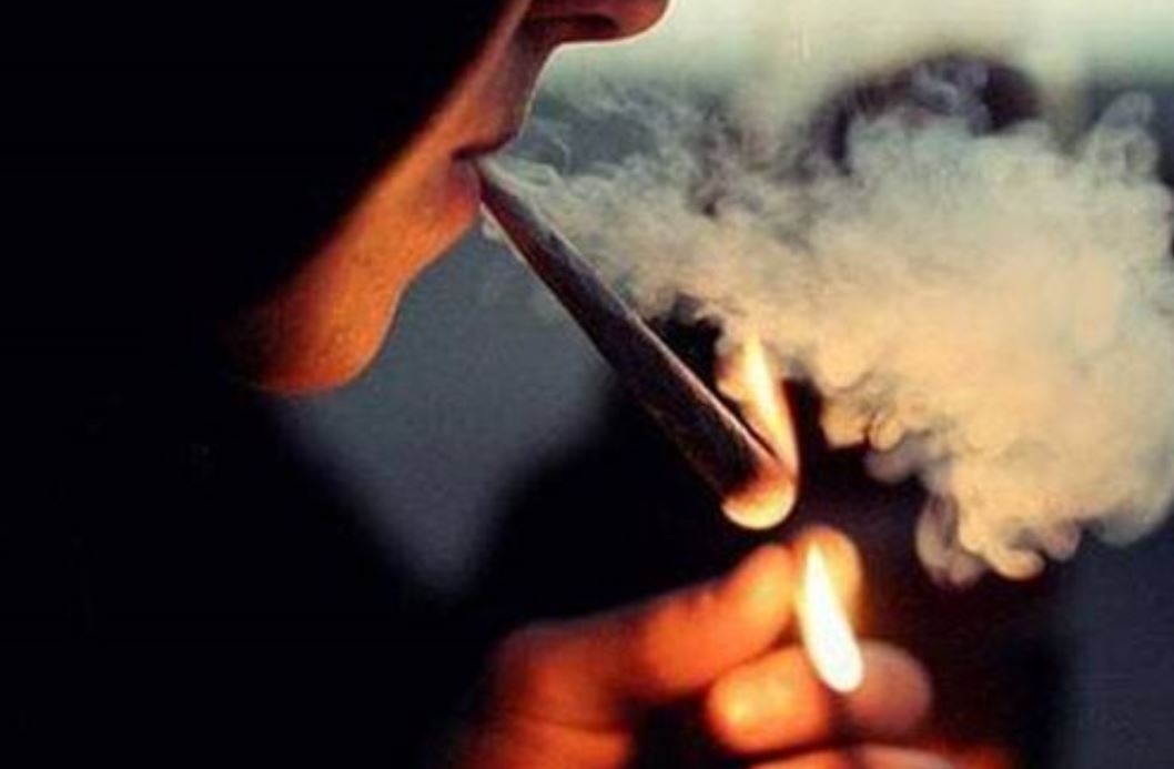 فيديو صادم لأطفال يُجبَرون على العبور وسط وكر لمدمني المخدرات