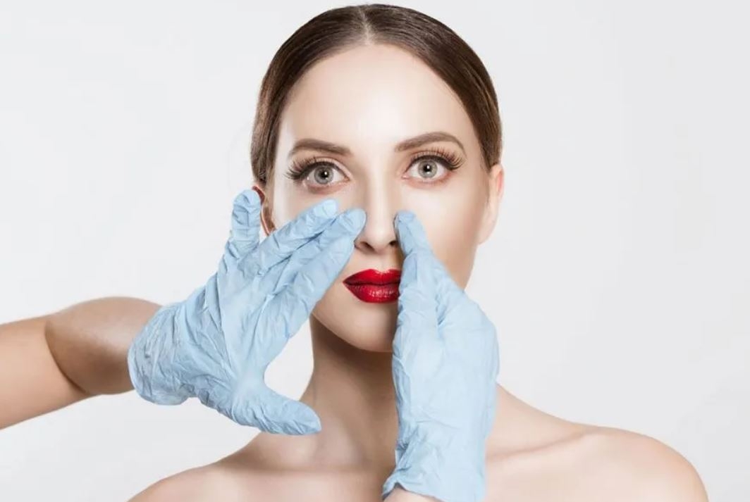 أم تبيع رضيعها بـ3600 دولار لإجراء عملية تجميل لأنفها