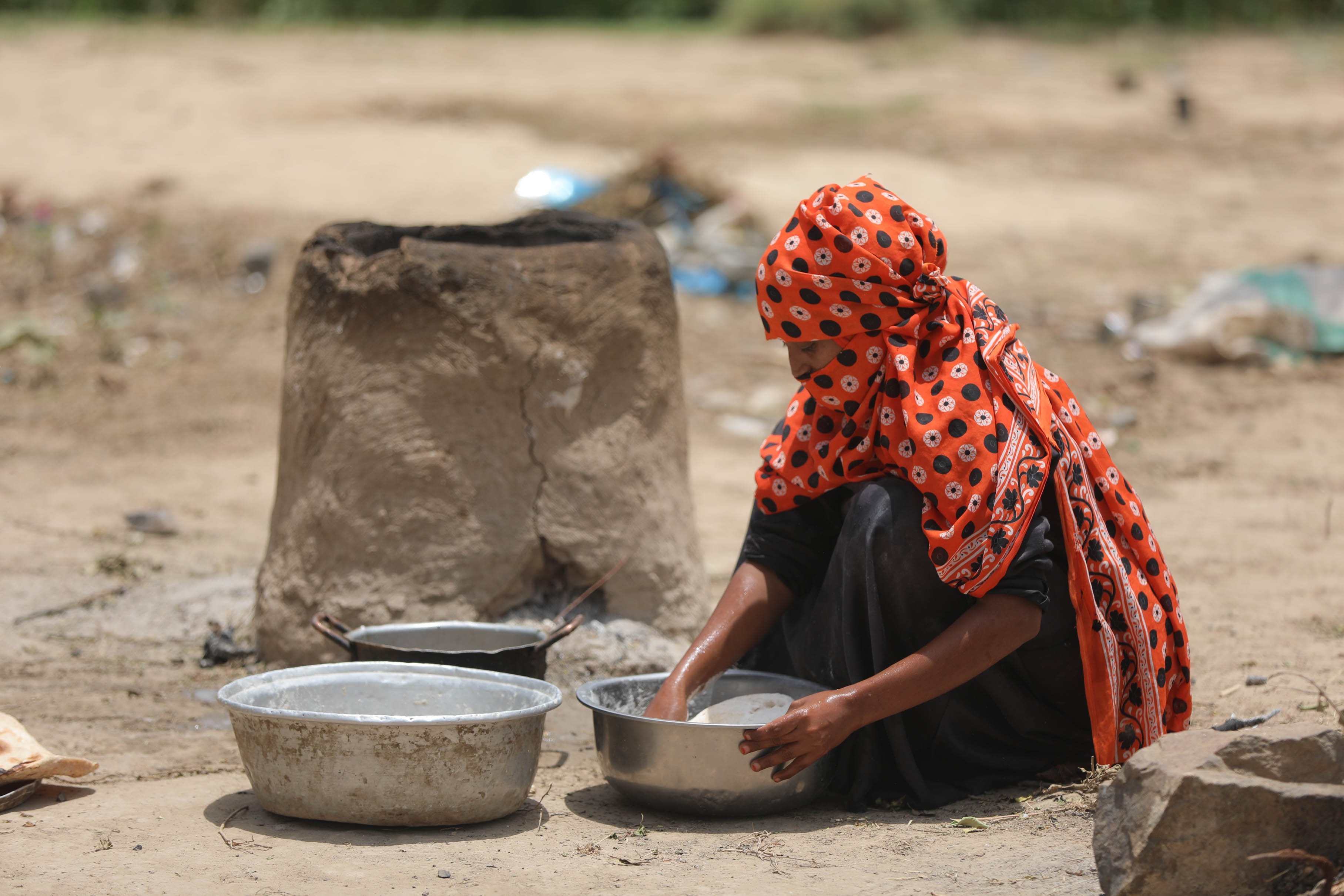 الحوثيون يستهدفون تجمعات النازحين في تعز