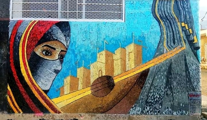 طالبات في جامعة تعز يرسمن جدارية من بقايا الزجاج