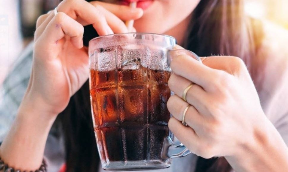 انتبه.. أنت تشرب سموم معلبة ويجب عليك التوقف