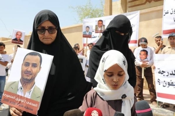 عائلة الصحفي المنصوري: حياة ولدنا في خطر بعد تدهور حالته الصحية