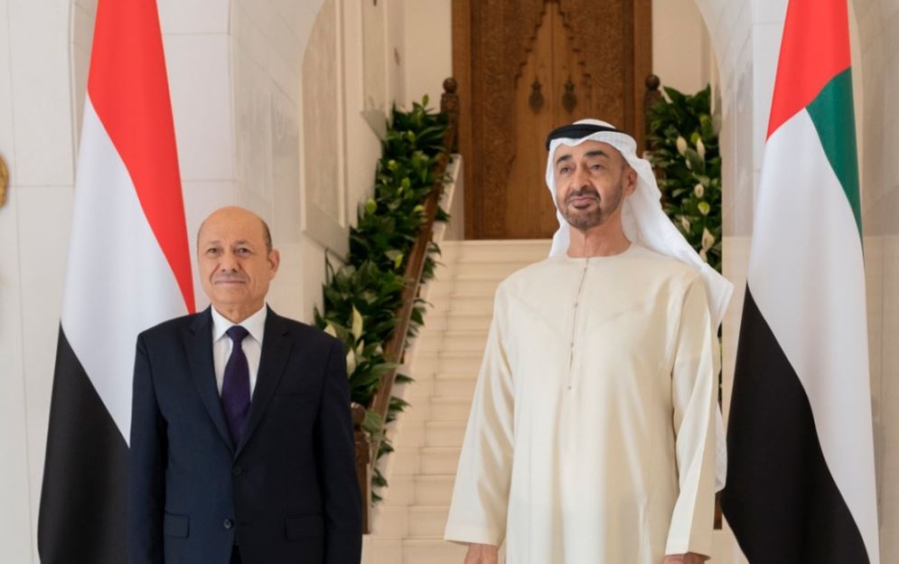 قناة تلفزيونية تكشف وجود 10 ضباط إماراتيين يشرفون على الملجس الرئاسي وهيكلة الشرعية