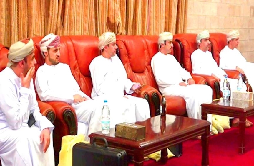 ما الذي يفعله الوفد العماني في صنعاء؟