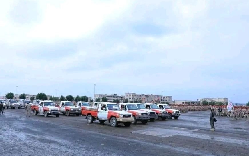خبير عسكري: الجنود الذين استعرض بهم الحوثيون في تعز مكسحين وأطفال