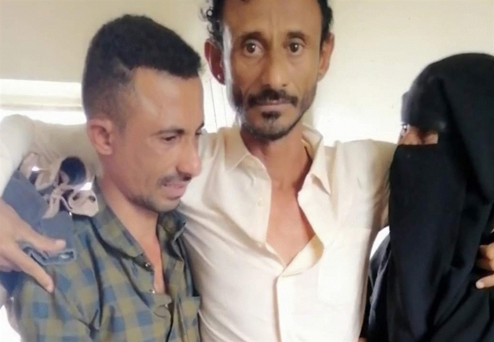 بعد 20 عاماً من الفقدان.. شرطة المهرة تعثر على شخص من أبناء الحديدة وتسلمه لأسرته