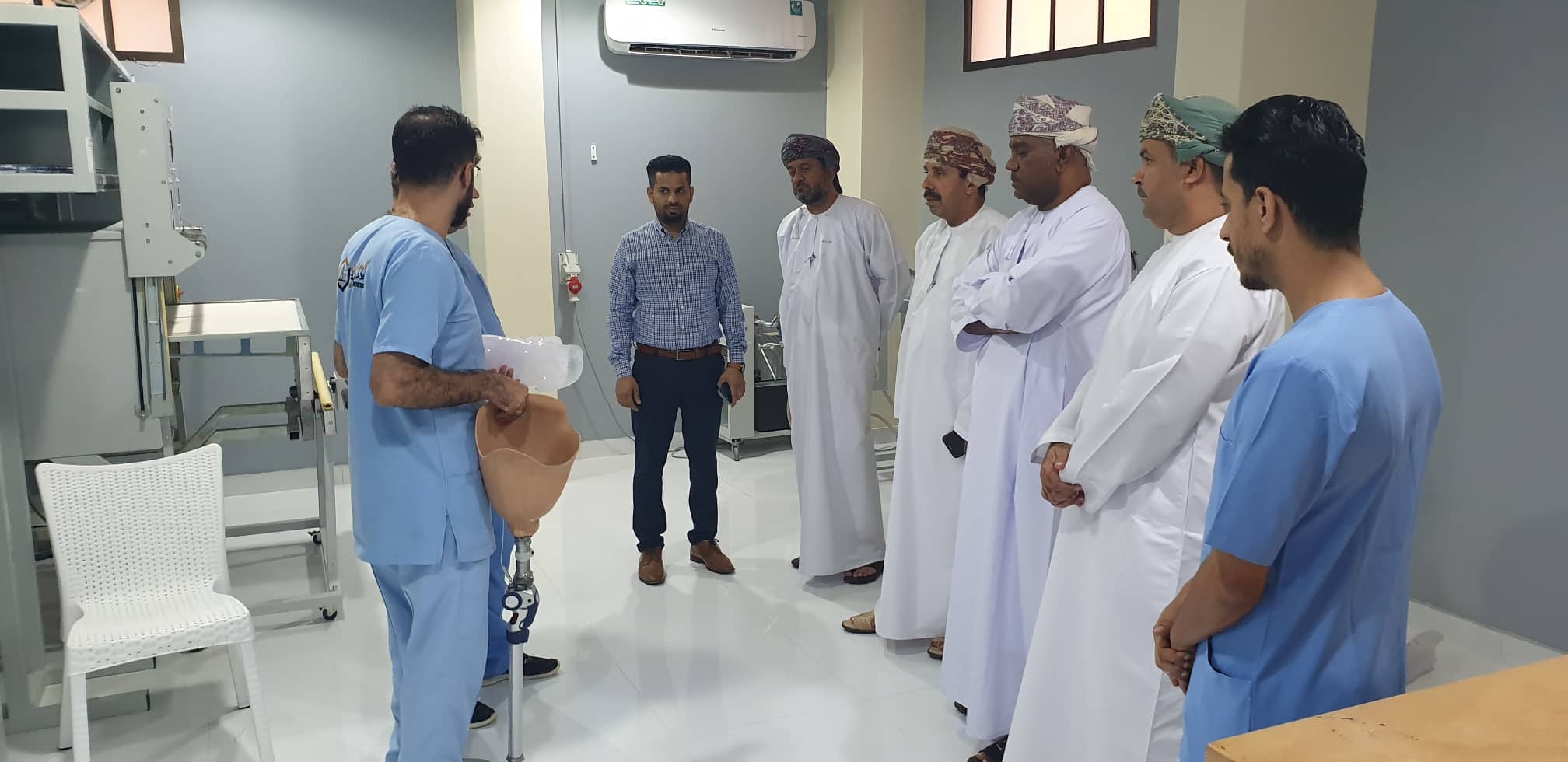 وفد من جمعية الصحفيين العمانية يزور المركز العربي للأطراف الصناعية بصلالة