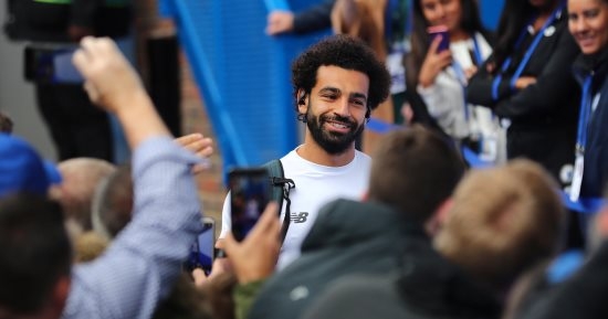 شاهد: محمد الصلاح يتجول في شوارع ليفربول ويقدم الهدايا للجماهير