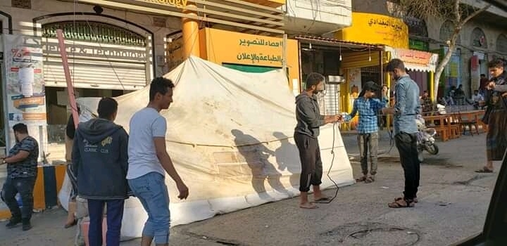 طلاب جامعة العطاء في تعز ينصبون خيمة للإعتصام ضد رفع الرسوم