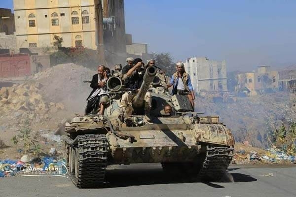 تعز: مقتل ثلاثة جنود بانفجار لغم أرضي والجيش يتسعيد تلة الصبري.