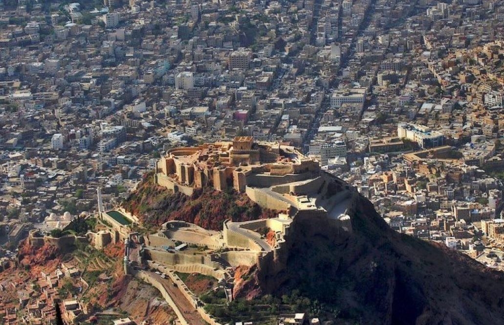 بدلا من إنهاء الحصار.. الحوثيون يفتحون معركة غرب تعز للسيطرة على المنفذ الوحيد