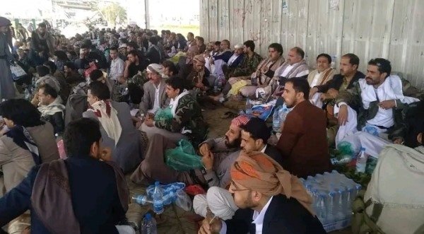 مواطنون يعتصمون في صنعاء احتجاجًا على مقتل القاضي حمران