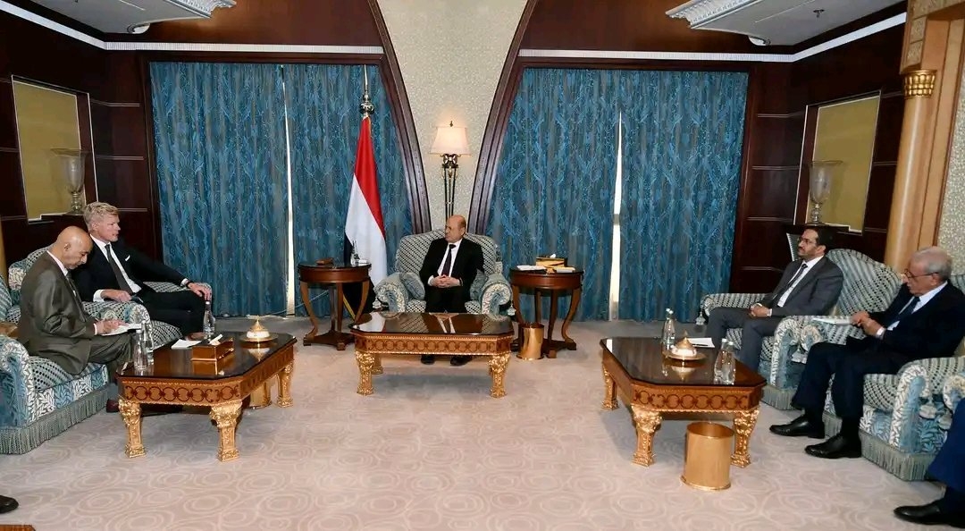 الرئيس العليمي: نؤكد التزام المجلس والحكومة بخيار السلام العادل والشامل وفق المرجعيات الثلاث