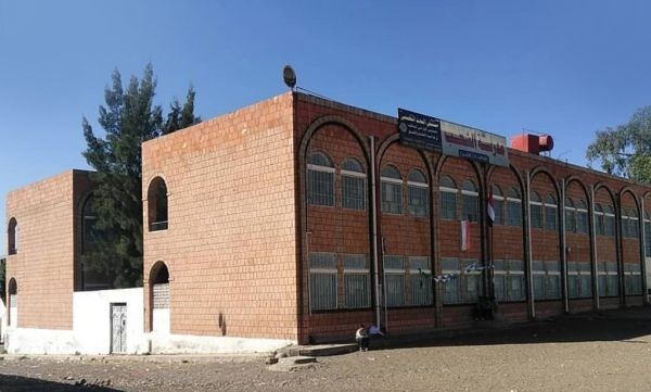 نقابة المعلمين في إب تدين اعتداء مسلحي الحوثي على أحد المدرسين بمدرسة الشعب