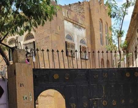 مسلحون يعتدون على منزل صحفي في حي الشماسي بتعز