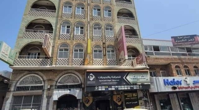 اللجنة العسكرية بتعز تسلم أحد الفنادق لمالكه