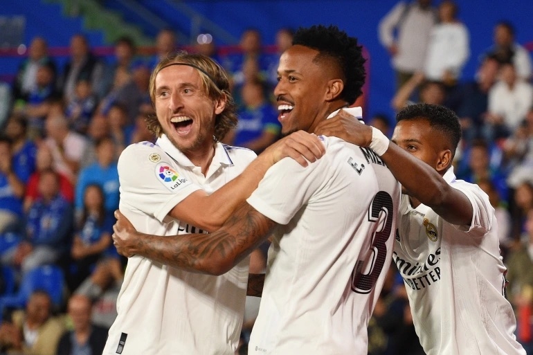 ريال مدريد ينتزع صدارة الليغا من برشلونة وينتظر تعثره اليوم أيضاً