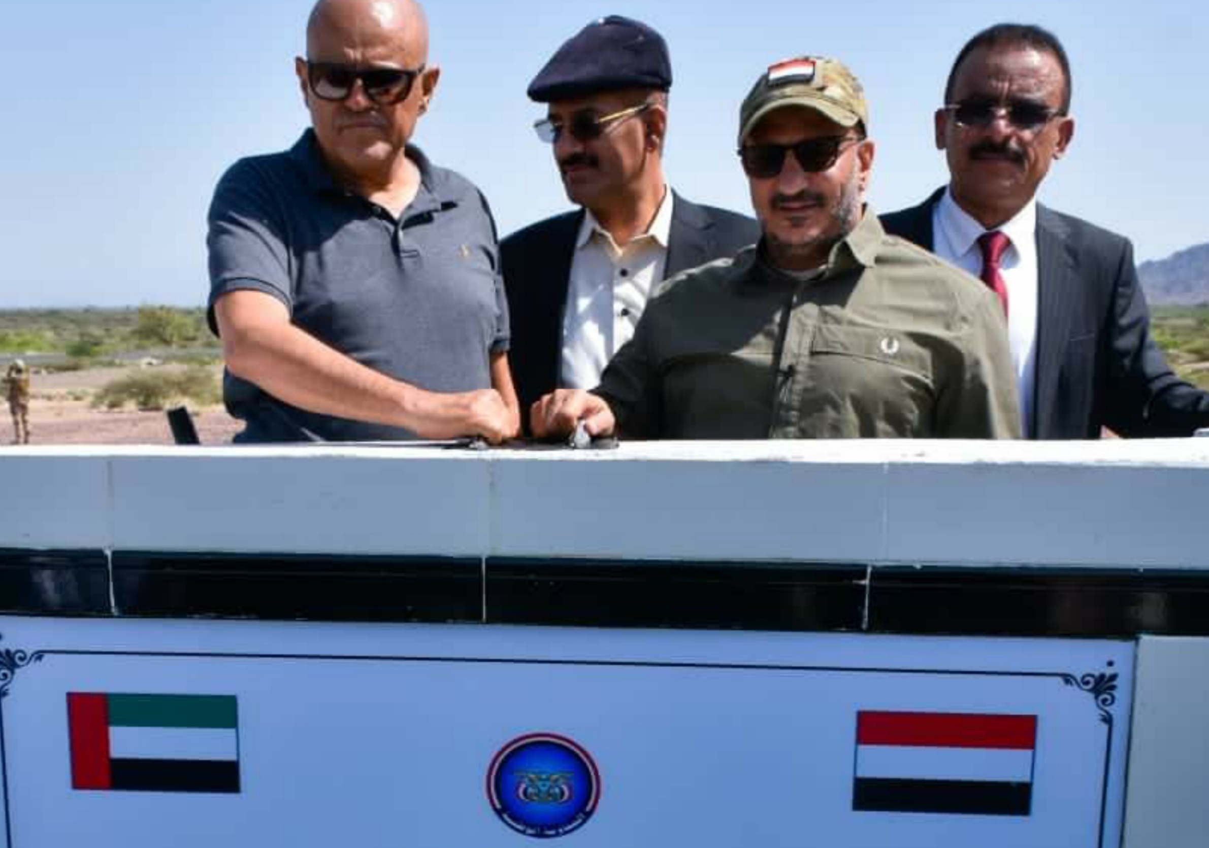 طارق صالح ومحافظ تعز يدشنان تنفيذ طريق يربط المدينة بمديرية المخا