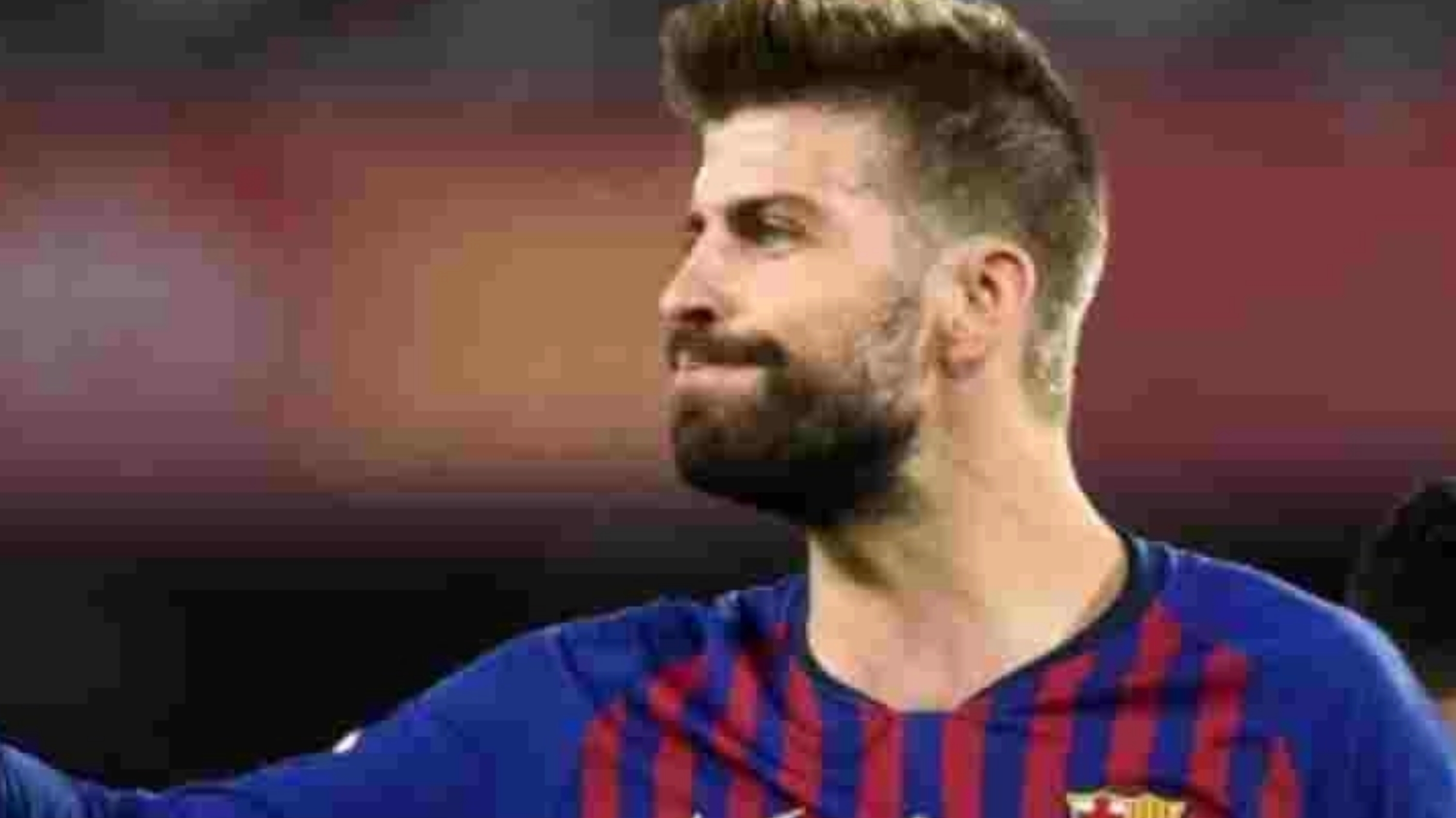 مدافع برشلونة جيرار بيكيه يعلن اعتزاله كرة القدم