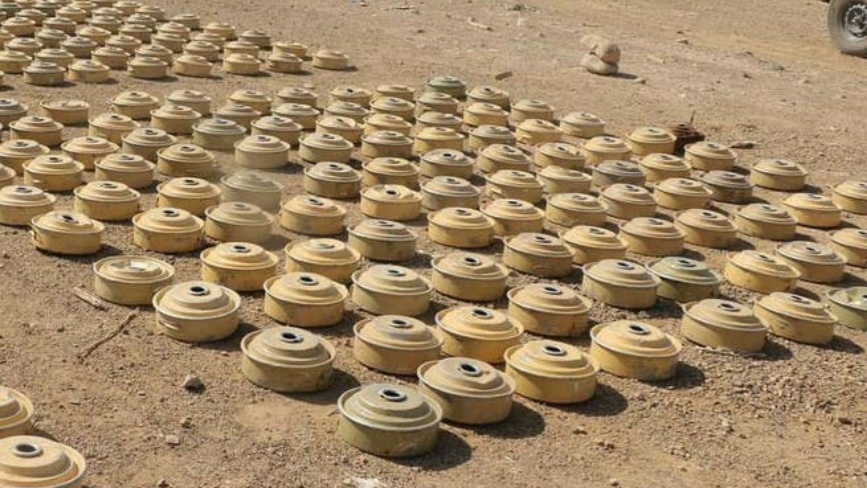 إصابة امرأة بلغم للحوثيين بتعز