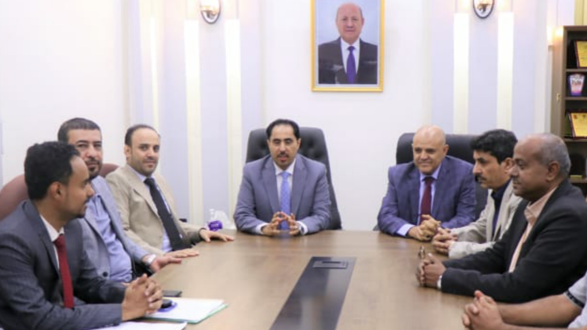 توقيع إتفاقية تنفيذ مشروع تعشيب ملعب الشهداء بتعز