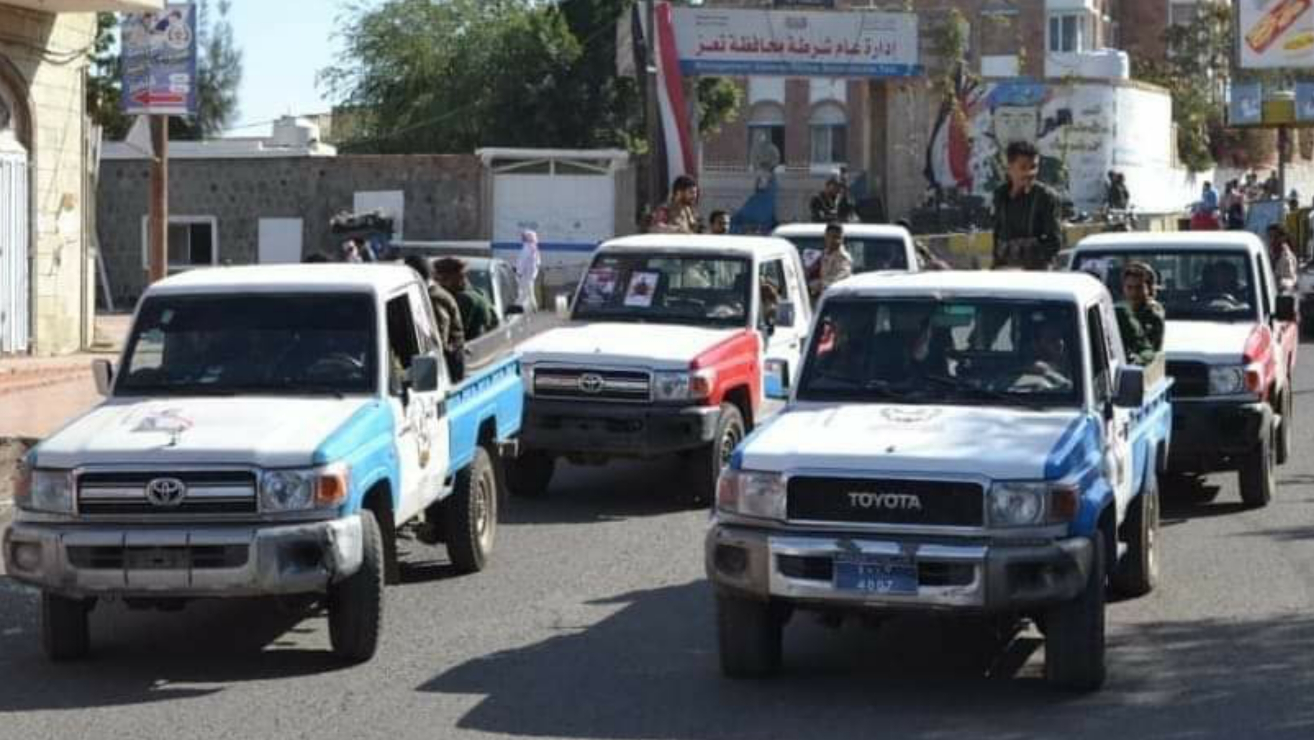 شرطة تعز تلقي القبض على 6 أفراد من عصابة تقطع ونهب