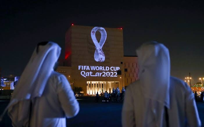 “الفيفا” يحظر بيع الكحول في محيط ملاعب مونديال قطر
