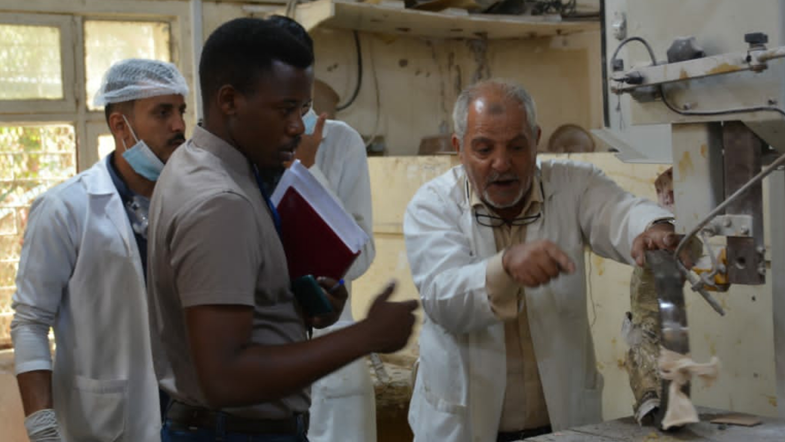 ممثل الصليب الأحمر الدولي يزور مركز الأطراف الصناعية بتعز