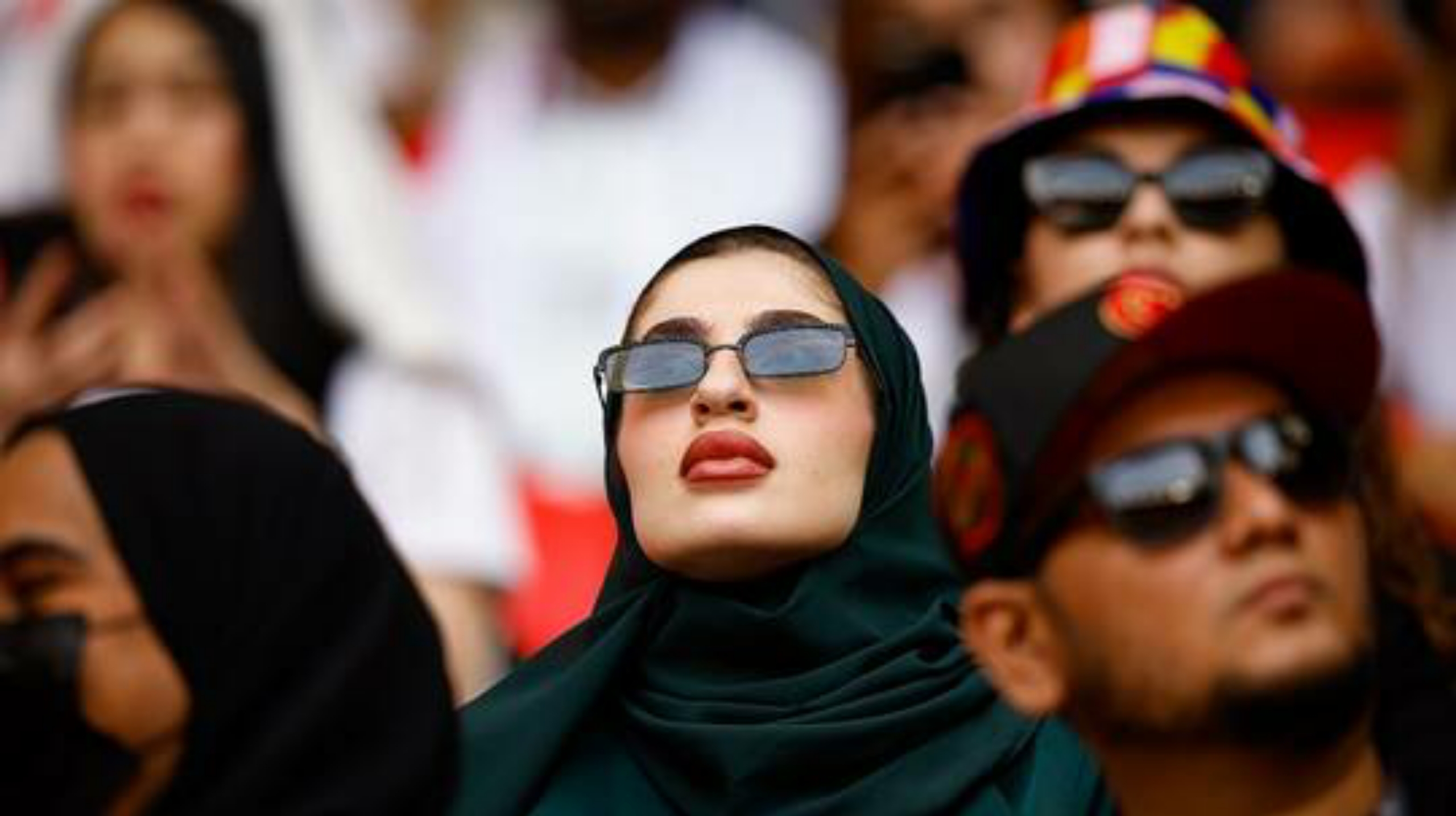 فتاة محجبة تستعرض مهاراتها الكروية بشوارع قطر وتذهل الجماهير (فيديو)