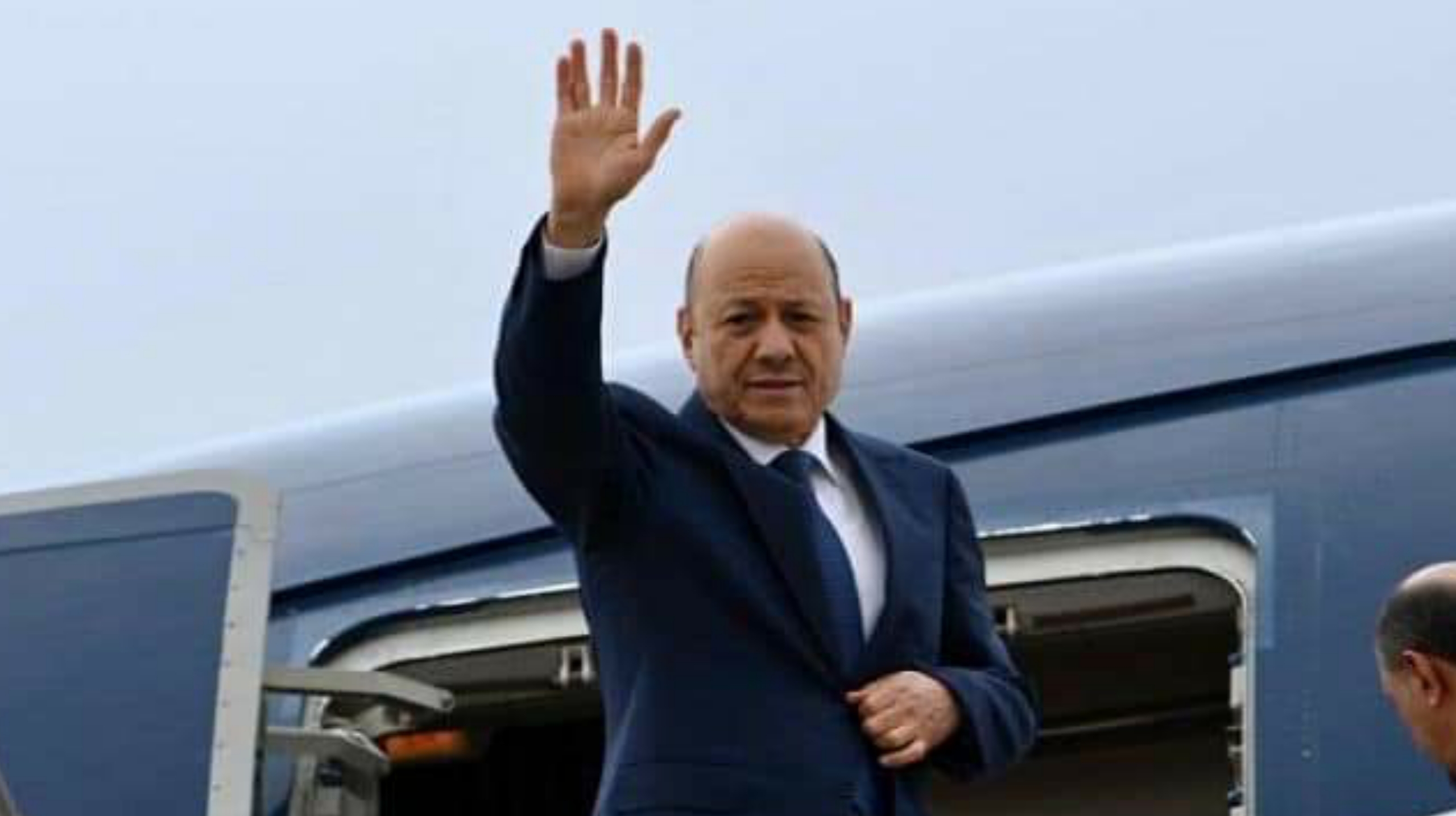 العليمي يغادر الأردن متوجها الإمارات