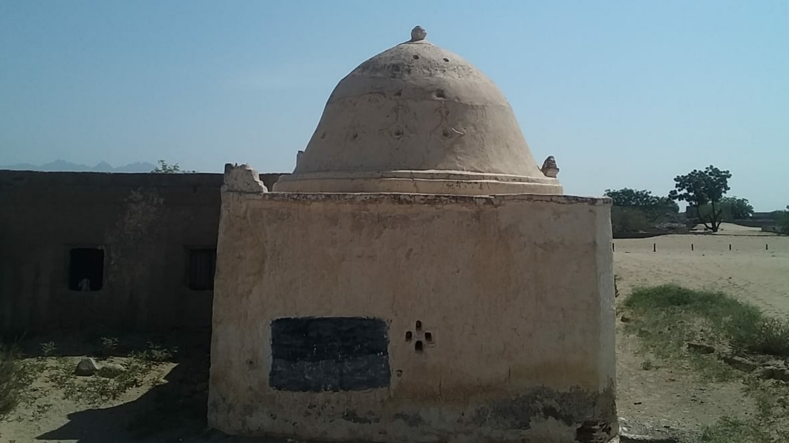 الحوثيون يستهدفون مسجدا في الحديدة وسقوط ضحايا مدنيين