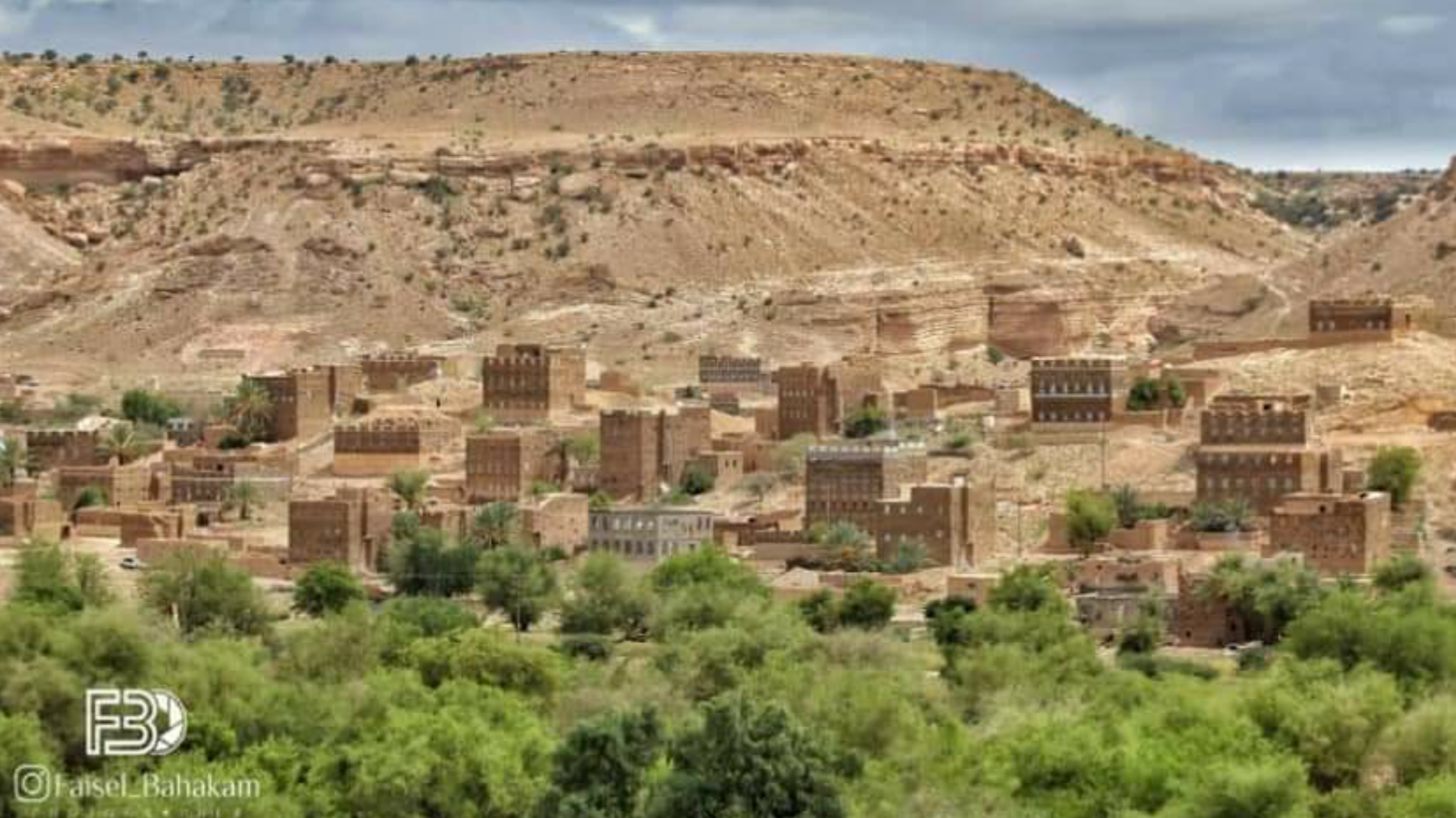 مقتل وإصابة 25 شخص بانفجار قنبلة في مسجد بحضرموت