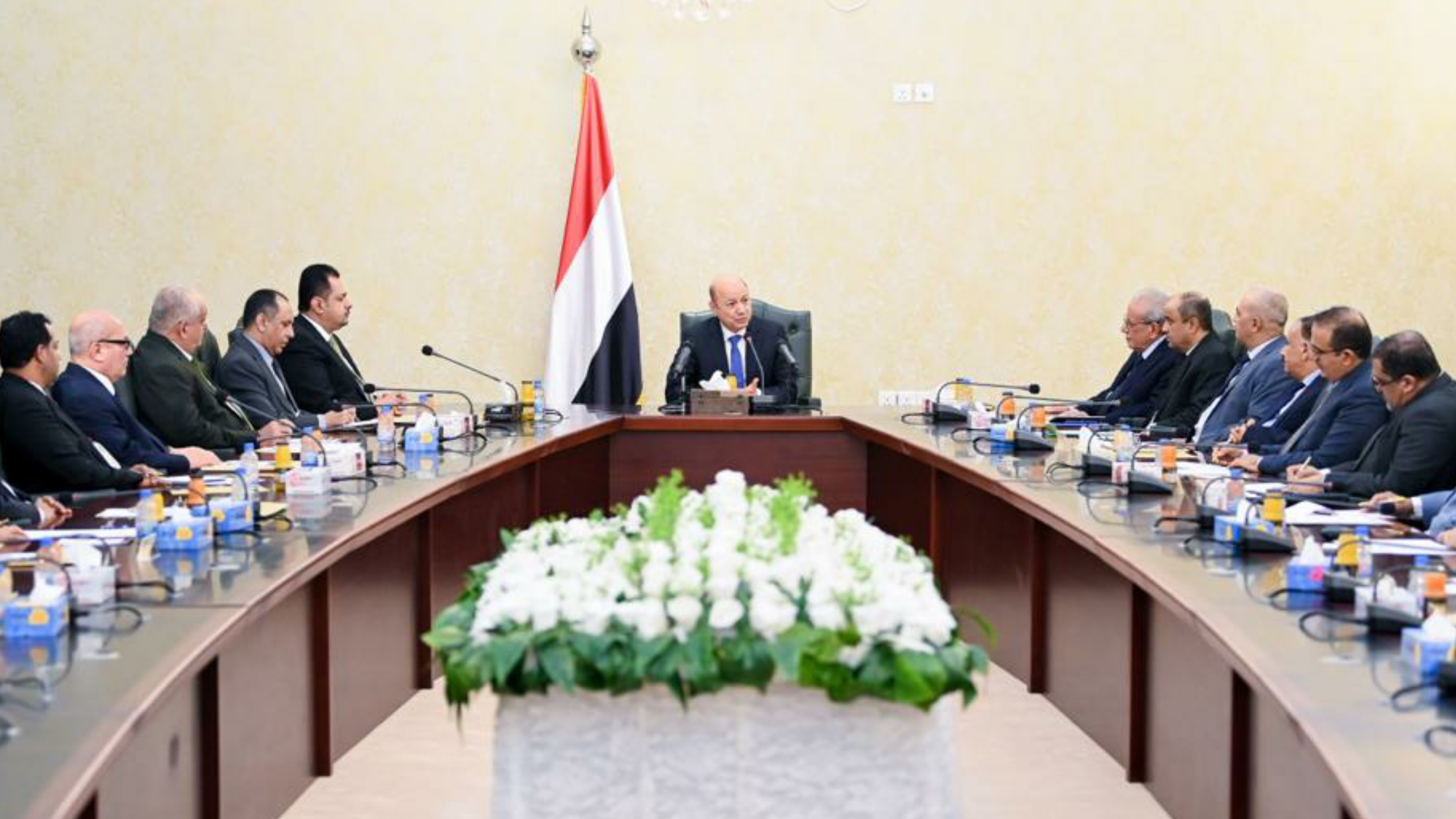 العليمي يوجه بإلغاء كافة المنح الدراسية لأبناء مسؤولي الدولة