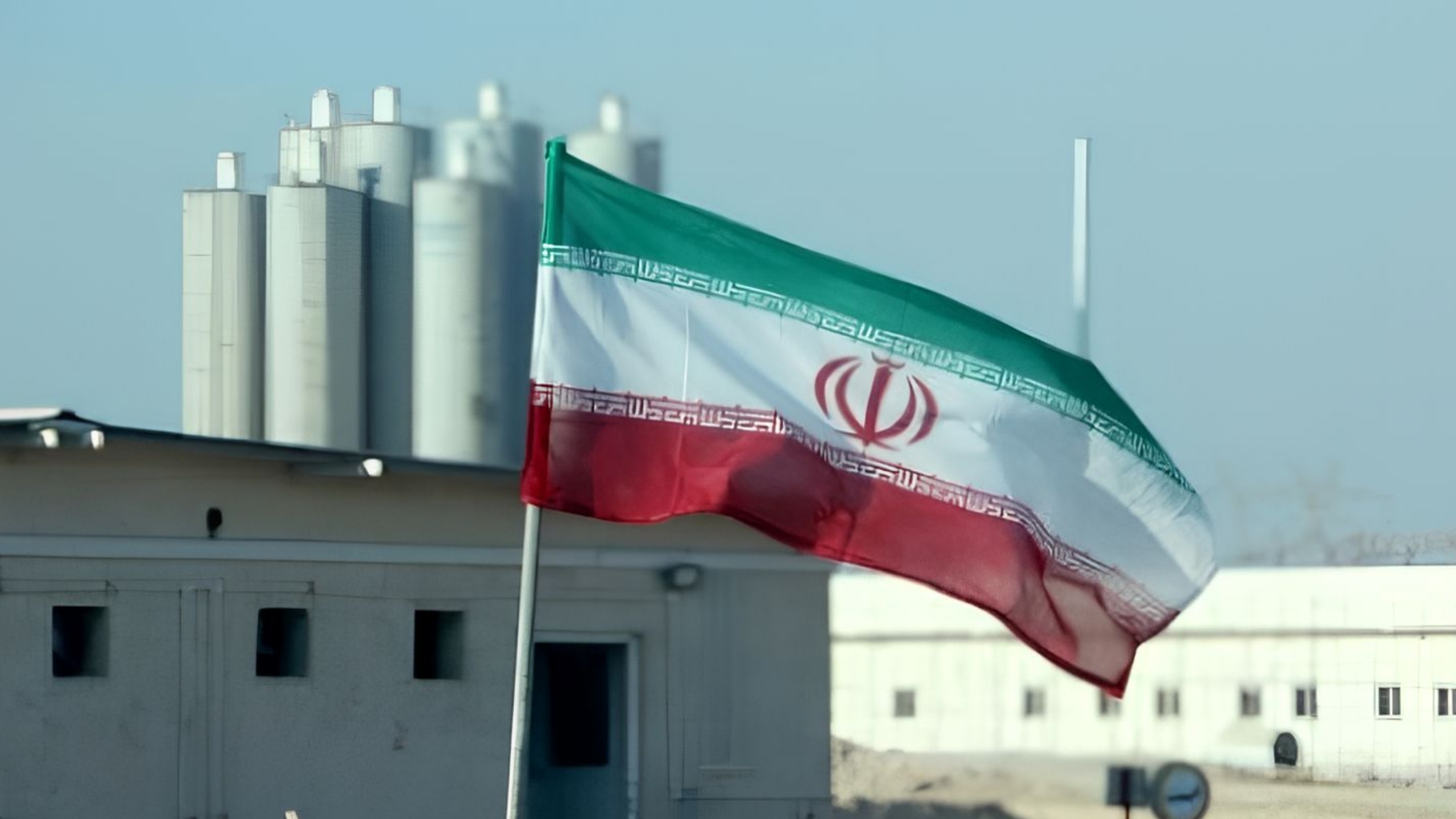 إيران تسلم الحوثيين شحنة يورانيوم مخصب وأجزاء منها تسقط بيد القاعدة
