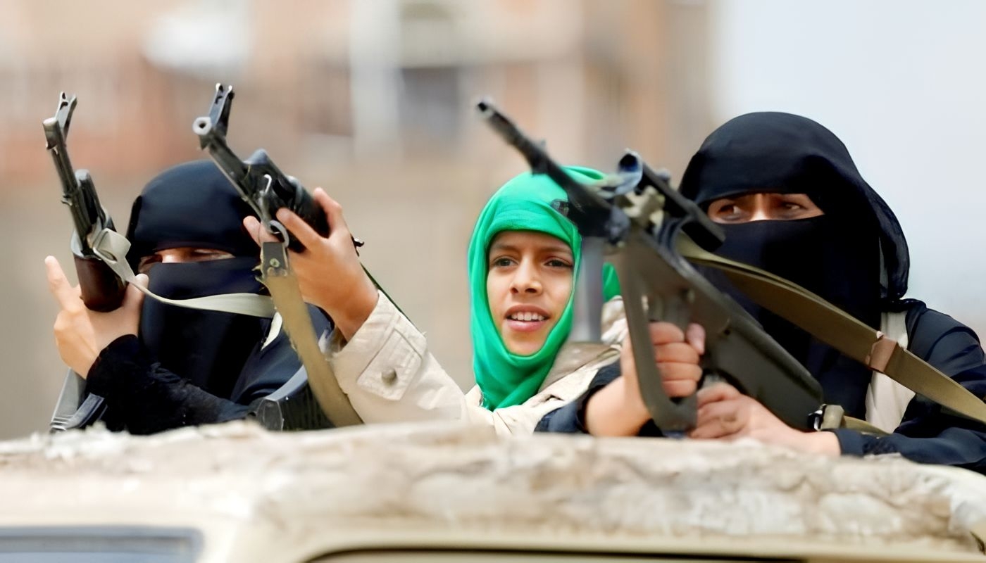 زينبيات الحوثي يجبرن النساء على زيارة مقابر قتلى الجماعة