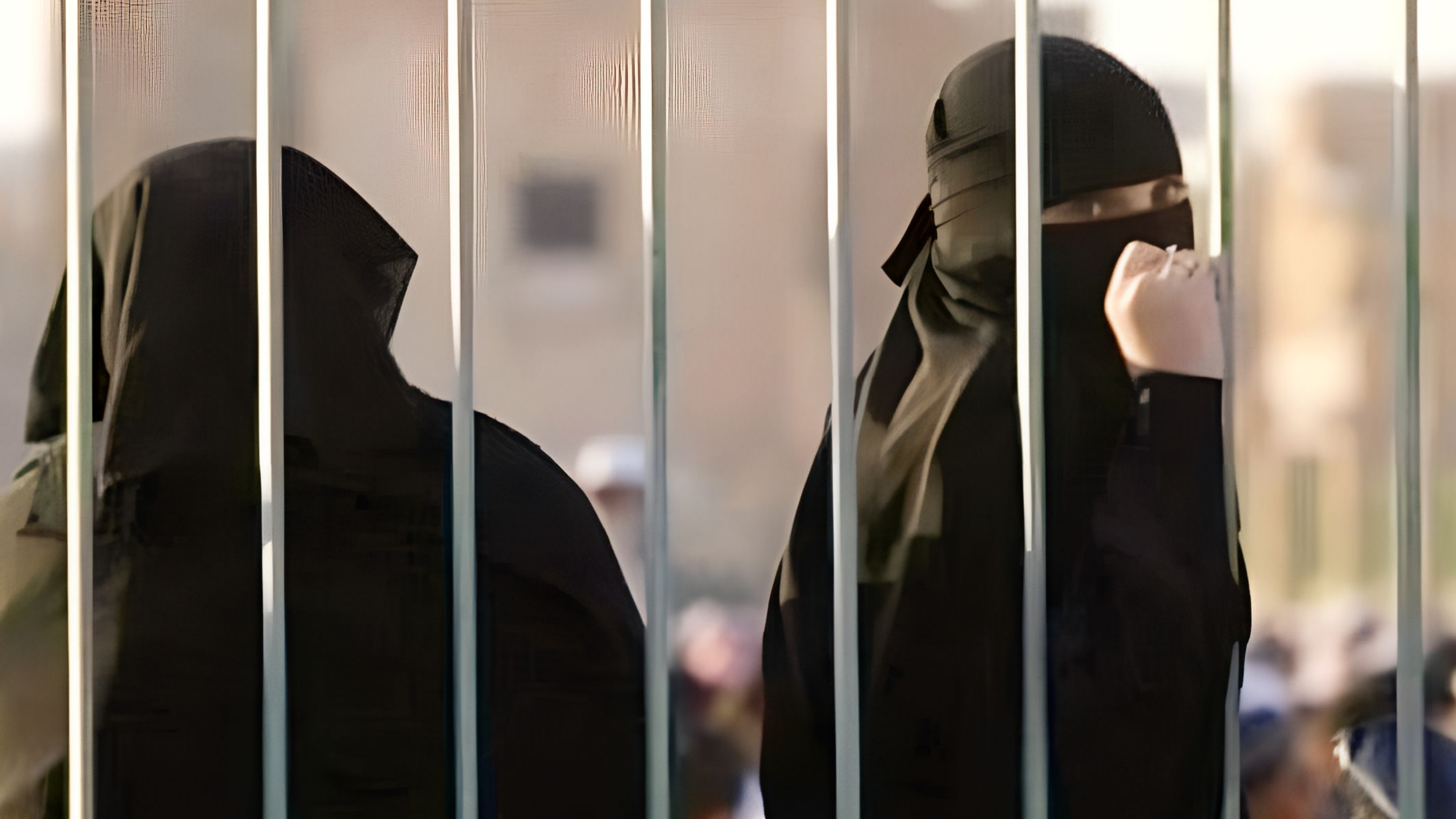 قرارات حوثية قمعية جديدة تحظر اليمنيات من العمل الميداني