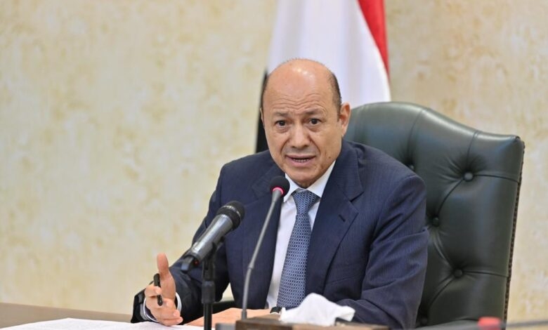 باحث اقتصادي يكشف أكاذيب رشاد العليمي في تصريحاته عن دفع المرتبات وتصدير النفط